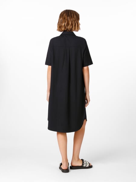 Polojurk voor dames Zwart, gepresenteerd op een model