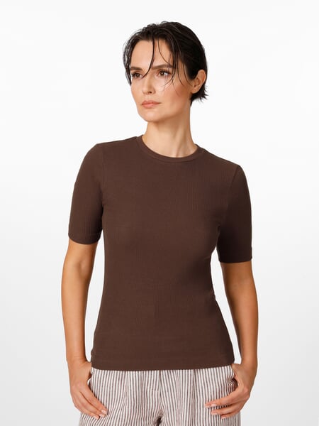 T-shirt à côtes pour femme Marron, présenté sur un modèle