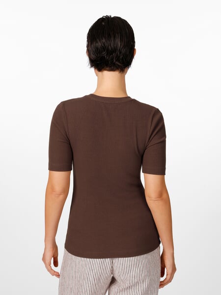 T-shirt à côtes pour femme Marron, présenté sur un modèle
