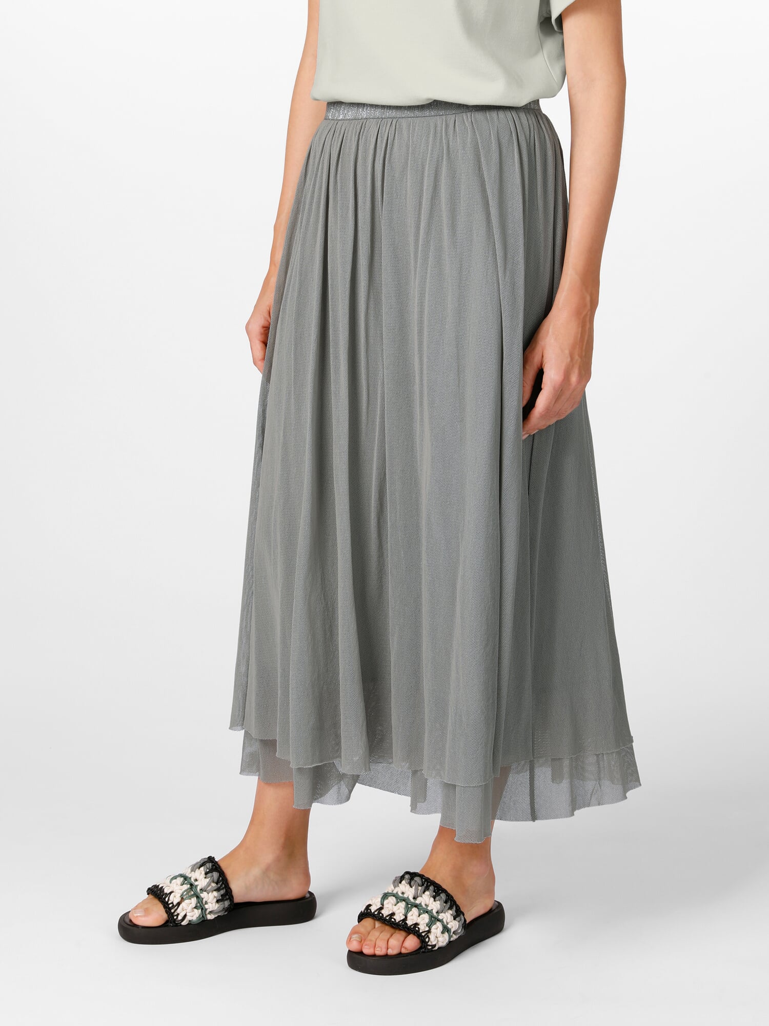 Jupe Mi-longue Grise, Soutien-gorge Et Top à Col Roulé Aperçus Sur Le Defiles Automne Hiver 2024 2025
