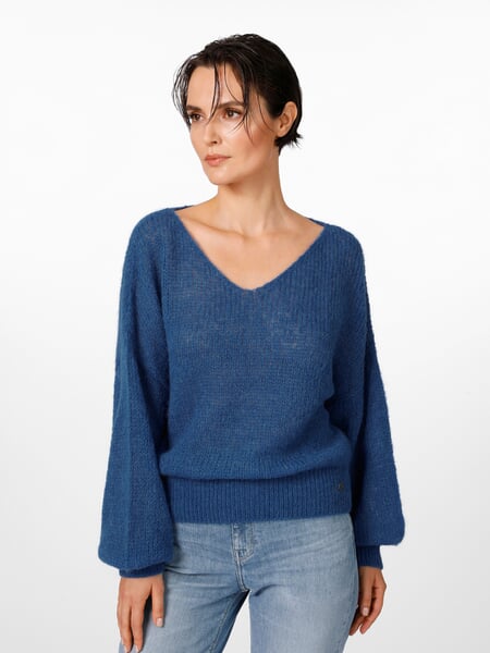 Pull femme à col en V Bleu, présenté sur un modèle