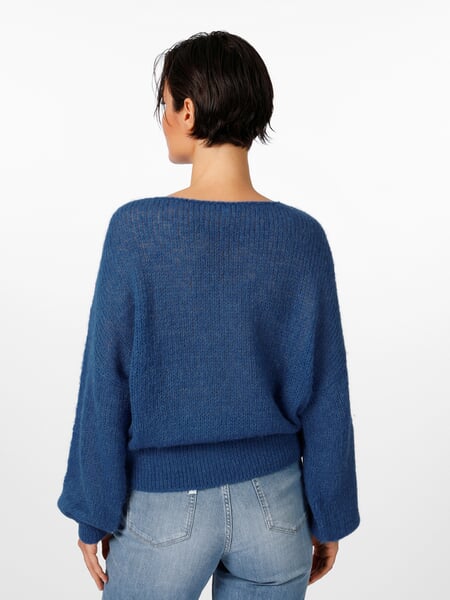 Damestrui met V-hals Blauw, gepresenteerd op een model