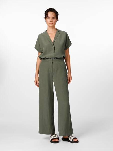 Pantalon pour femme à jambes larges Vert moyen, présenté sur un modèle