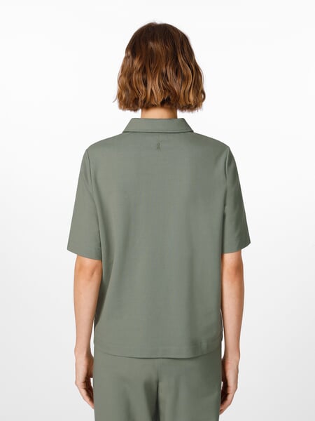 Damespoloshirt Groen, gepresenteerd op een model