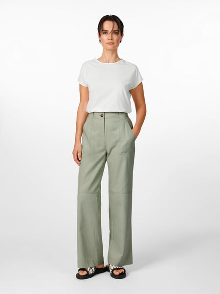 Dames-Marlene-broek Mint, gepresenteerd op een model