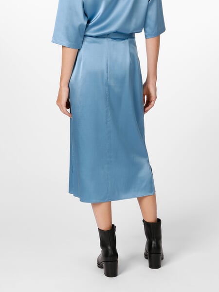 Jupe pour femme en satin de soie Bleu moyen, présenté sur un modèle