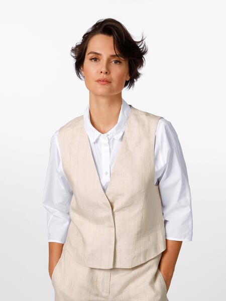 Gilet en lin à rayures pour femme Corail naturel, présenté sur un modèle