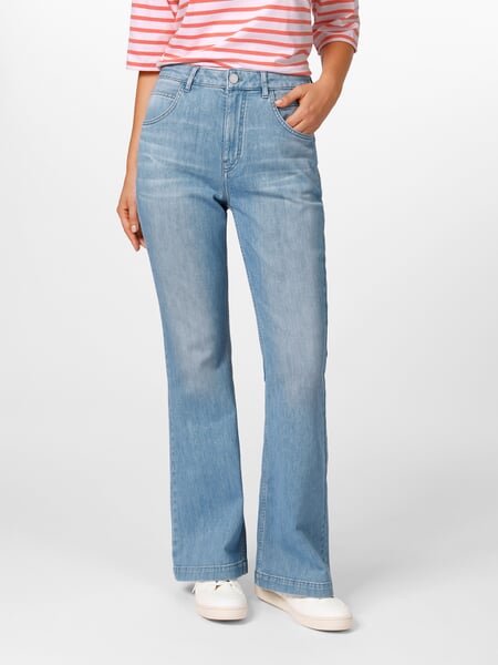 Damesjeans Flared Medium blauw, gepresenteerd op een model