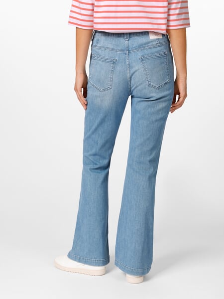 Damejeans med udvidet ben Medium blå, præsenteret på en model