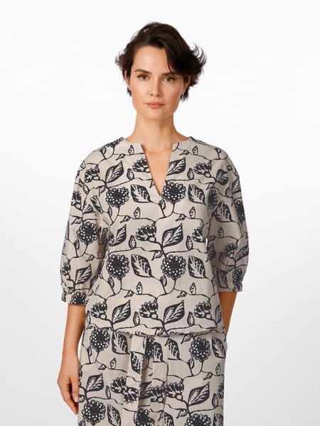 Damenbluse Floral Print Creme-Schwarz, Tragebild