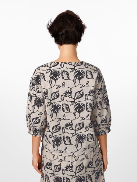Damenbluse Floral Print Creme-Schwarz, Tragebild