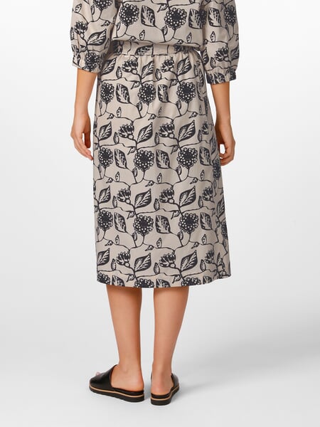 Damesrok met bloemenprint Crème-zwart, gepresenteerd op een model