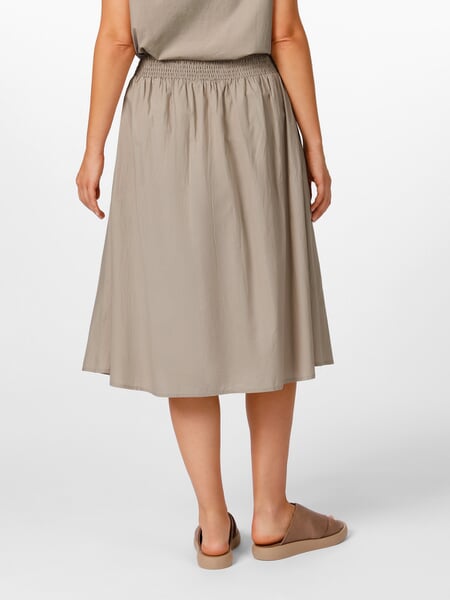 Damesmidirok met brede tailleband, zandkleur, gepresenteerd op een model