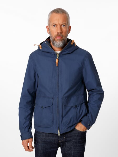 Herenjas Windjack Kobaltblauw, gepresenteerd op een model