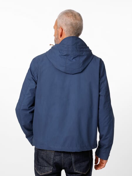 Herenjas Windjack Kobaltblauw, gepresenteerd op een model