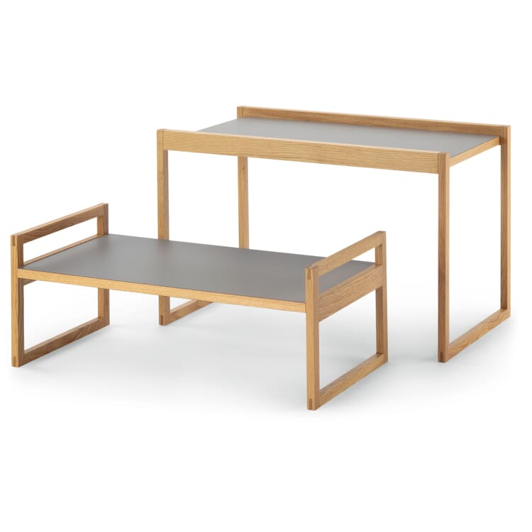 Bakke og sidebord i eg