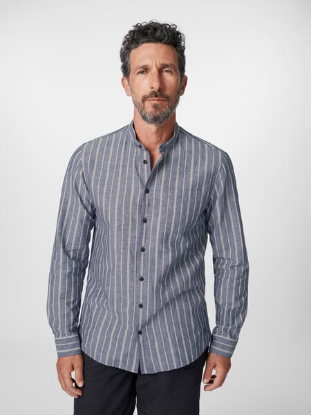 Gestreept herenoverhemd Blauw, gepresenteerd op een model