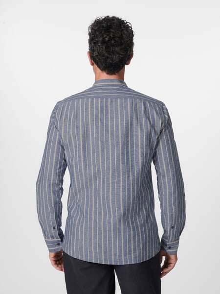 Gestreept herenoverhemd Blauw, gepresenteerd op een model