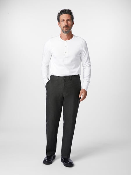 Pantalon homme taille basse Anthracite, présenté sur un modèle