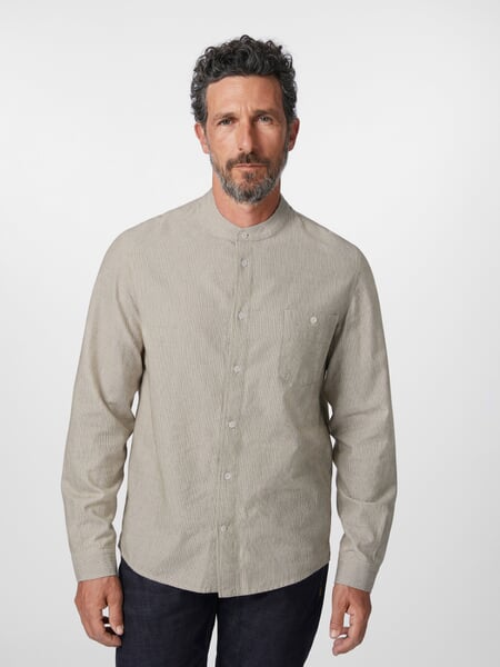 Chemise homme à fines rayures Marron et blanc, présenté sur un modèle