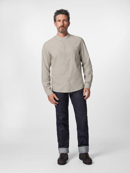 Chemise homme à fines rayures Marron et blanc, présenté sur un modèle