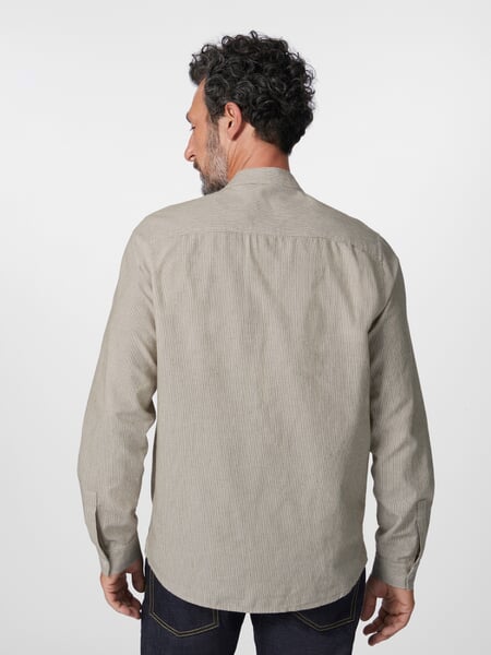 Chemise homme à fines rayures Marron et blanc, présenté sur un modèle