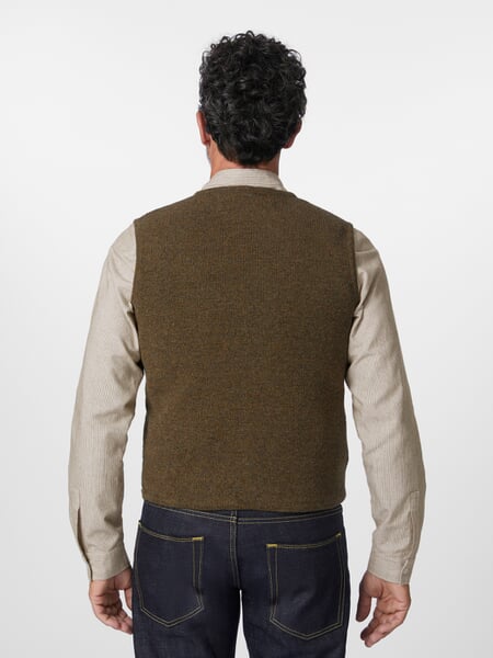 Gebreid herengilet Olijf melange, gepresenteerd op een model