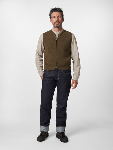 Gebreid herengilet Olijf melange, gepresenteerd op een model