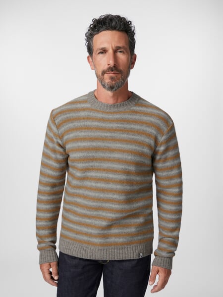 Pull en maille pour homme Ocre naturel, présenté sur un modèle