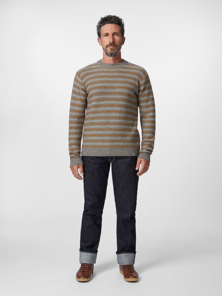 Pull en maille pour homme Ocre naturel, présenté sur un modèle