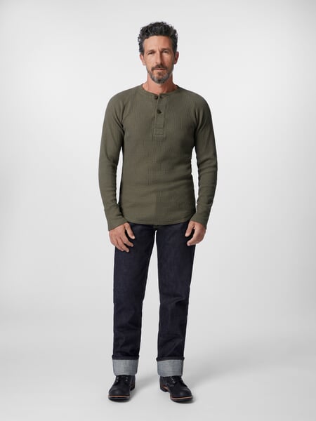Herenhemd met lange mouwen Olive, gepresenteerd op een model