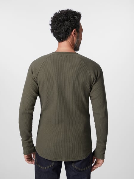 Herenhemd met lange mouwen Olive, gepresenteerd op een model
