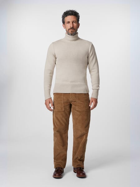 Men's turtleneck sweater 1941 Ecru, presented on a model
