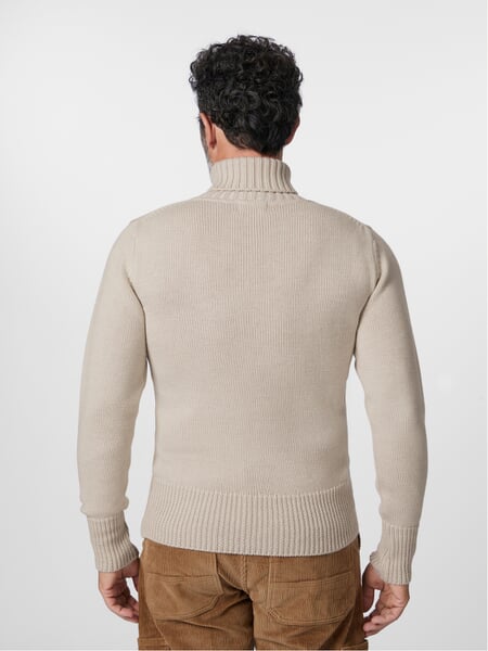Men's turtleneck sweater 1941 Ecru, presented on a model