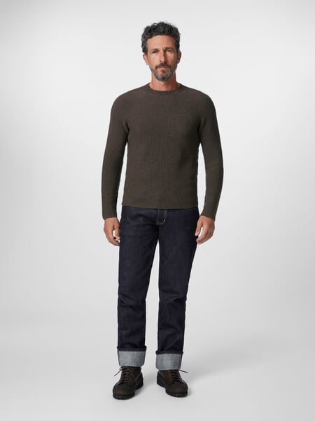 Herren-Strickpullover Braun, Tragebild