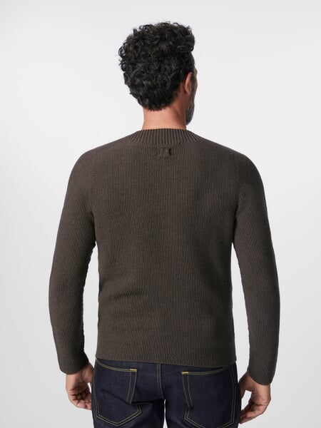 Pull en maille pour homme Marron, présenté sur un modèle