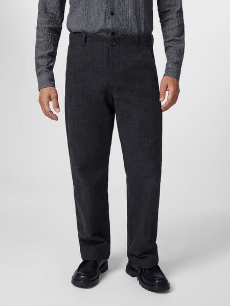 Pantalon pour hommes Bouton Grisâtre, présenté sur un modèle
