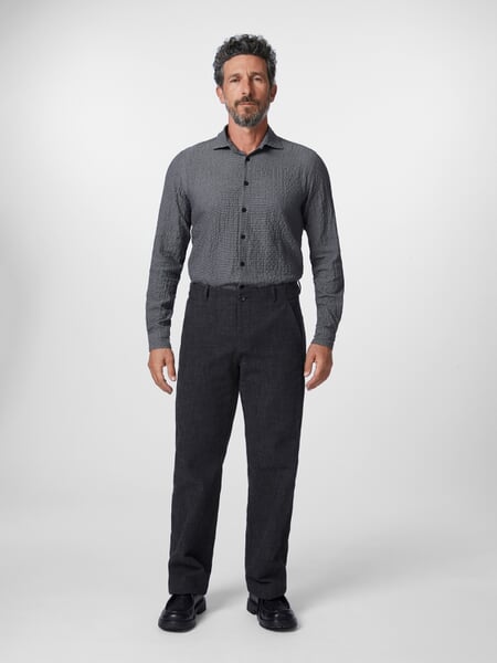 Pantalon pour hommes Bouton Grisâtre, présenté sur un modèle