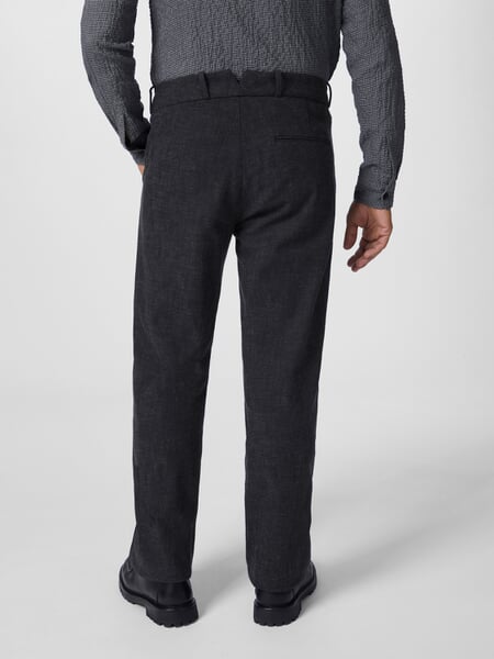 Pantalon pour hommes Bouton Grisâtre, présenté sur un modèle