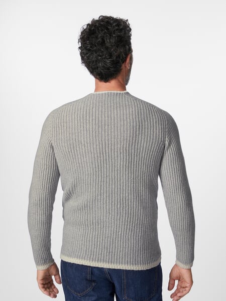 Pulls pour hommes Côte Grisâtre, présenté sur un modèle