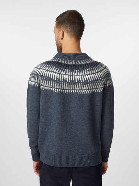 Pull ras du cou pour homme Bleu-gris, présenté sur un modèle