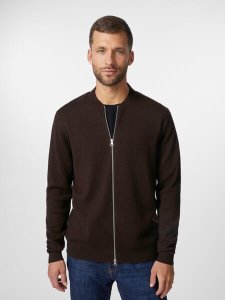 Herren-Strickjacke Braun, Tragebild