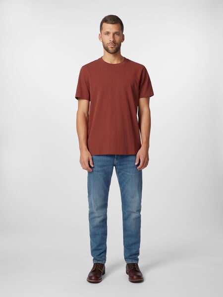 Mens t shirt cotton Auburn, presented on a model