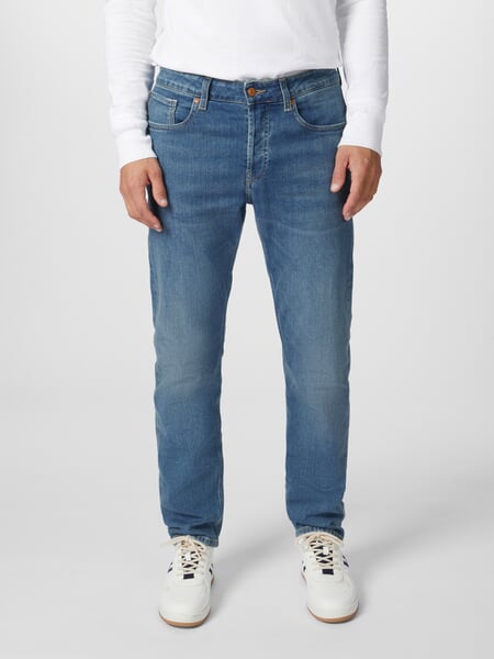 Herrejeans Hank Mid Tapered Blue, præsenteret på en model