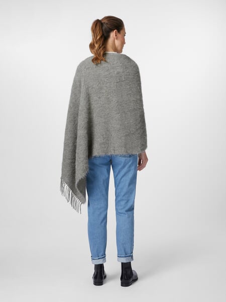 Babylama poncho, præsenteret på en model