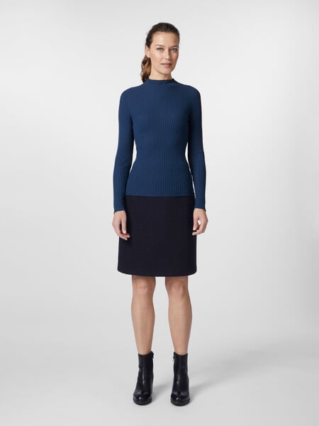 Damesgebreide trui Blauw, gepresenteerd op een model