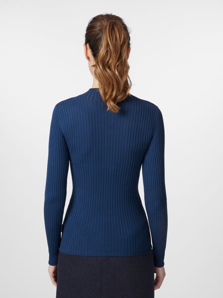 Damesgebreide trui Blauw, gepresenteerd op een model