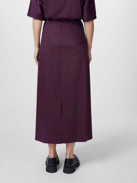 Midiskørt til kvinder i TENCEL™ Violet, præsenteret på en model