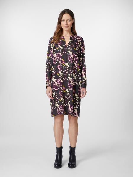 Robe femme imprimée Noir-violet, présenté sur un modèle