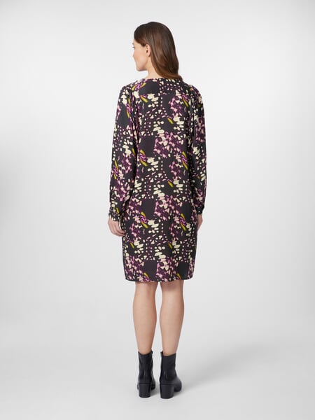 Dame-kjole med print Sort-lilla, præsenteret på en model